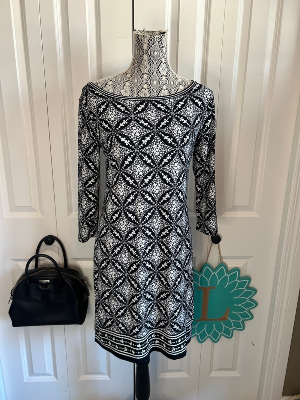 Max Studio Black & white Geometric Medallion Shift Dress - Size Small